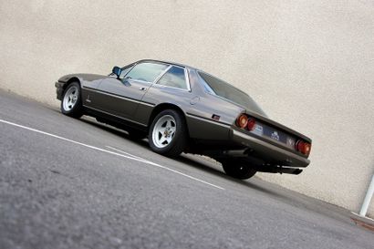 1979 - FERRARI 400i BVM Depuis la 250 GTE, la gamme Ferrari comporte un modèle spacieux,...