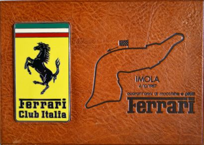 null Ferrari & Schedoni
Plaque émaillée du Club Italia Ferrari sur socle en cuir...