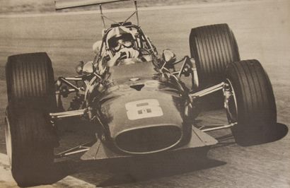null FORMULE 1 FERRARI
Poster représentant une Ferrari For­mule 1 des années 1960...