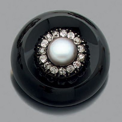 null Broche ronde composée d'un motif d'onyx serti au centre d'une perle fine grise...