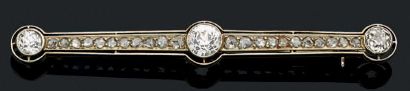 null Broche "barrette" en or gris 18k sertie de diamants de taille ancienne et d'une...