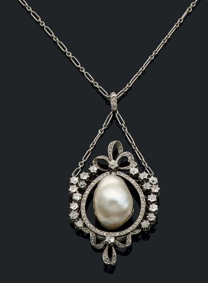 null Collier en platine composé d'un motif central à décor floral orné d'une perle...