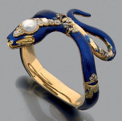 null Bracelet "serpent" en or jaune 18k et émail bleu rehaussé de diamants de taille...