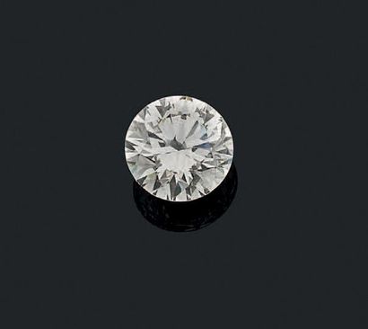 null 
Important diamant de forme ronde, de taille brillant. Accompagné d'un certificat...
