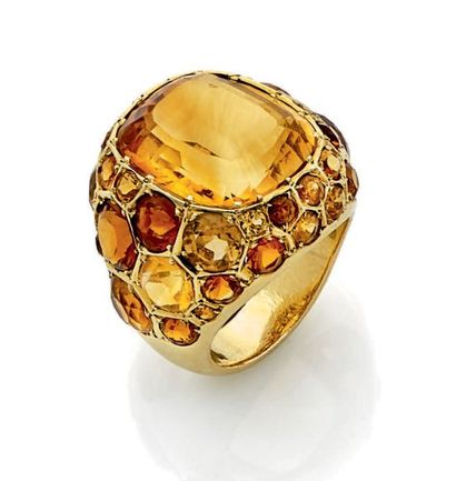 SUZANNE BELPERRON Bague "Dôme" en or jaune 18k sertie d'une importante citrine taille...