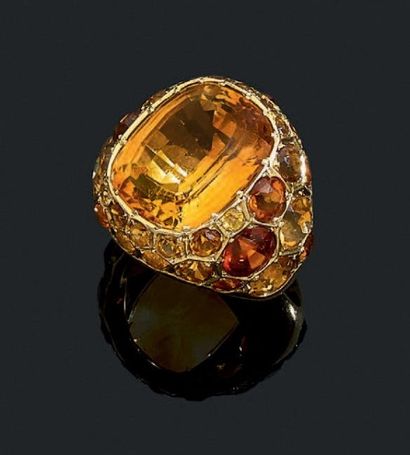 SUZANNE BELPERRON Bague "Dôme" en or jaune 18k sertie d'une importante citrine taille...