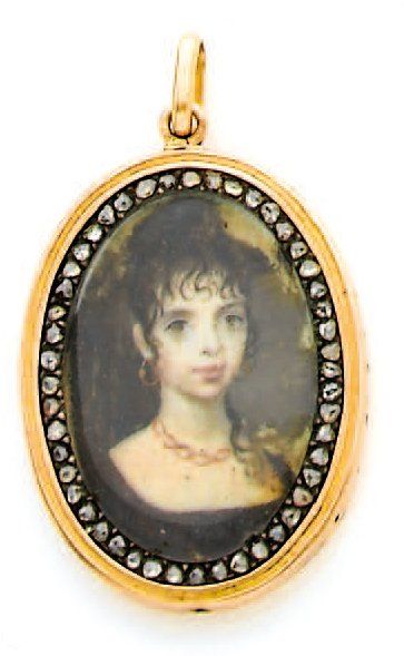 null PENDENTIF ovale en or jaune orné d'une miniature portrait de femme, dans un...