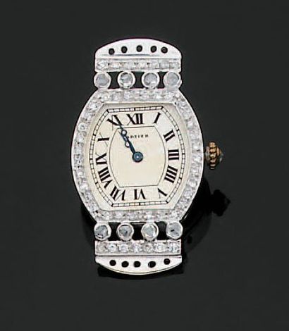 CARTIER, "Tortue", vers 1920 RARE MONTRE DE DAME en or gris de forme tonneau, fond...