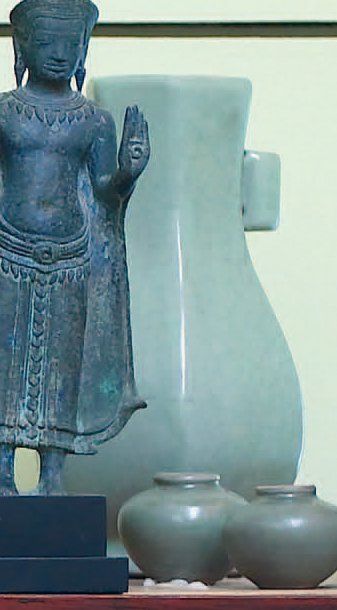 null Vase balustre hexagonal à deux anses émaillé céladon. Chine. H. : 26 cm