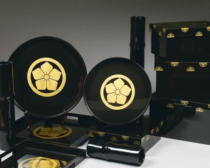 Création KENZO Ensemble de quatre boîtes en laque noire ornées du "MON" de Kenzo...