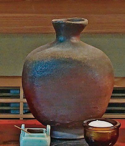 null Tokkuri (flacon à saké) en grès de Bizen. Japon. H. : 18 cm
