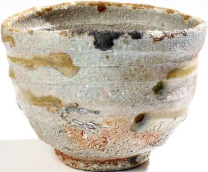 null Chawan en grès de type Shigaraki-yaki. Japon. D. : 14 cm - H. : 10,5 cm