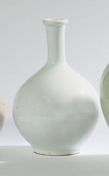 null Vase bouteille en porcelaine d'Arita émaillée céladon pâle tendant vers le blanc....
