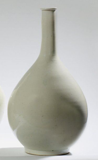 null Vase bouteille en porcelaine d'Arita émaillée céladon pâle tendant vers le blanc....