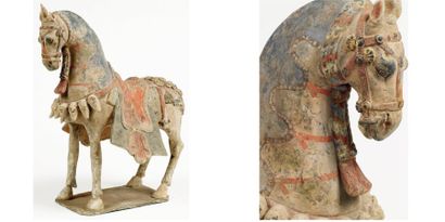 null Superbe figurine funéraire chinoise, mingqi, représentant un cheval à l'arrêt...