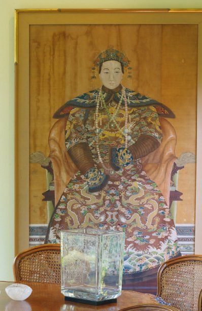 null Importante peinture sur soie représentant une femme assise sur un trône posé...