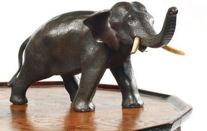 null Bel okimono en bronze figurant un éléphant en mouvement, trompe relevée, oreilles...