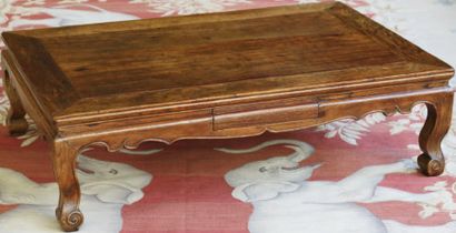 null Belle table basse rectangulaire en bois dur, de type Shu Yao Kang Zhuo. Ce modèle...