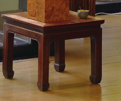 null Trois petites tables basses carrées en bois dur. Chine. 36 x 36 x 33 cm