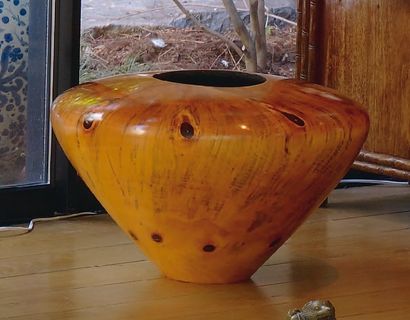Todd CAMPBELL Vase en bois tourné, signé sur le fond et daté 7/7/91. H. : 38 cm -...