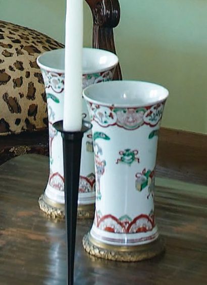 null Paire de vases en porcelaine à décor d'objets de lettrés, en émaux de type famille...