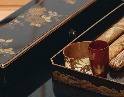 null Fubako (boîte à documents), en laque à décor floral en hiramaki-e or et argent....