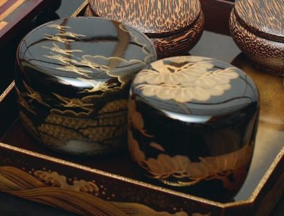 null Deux Natsume (boîtes à thé), en laquenoire à décor floral en or. Japon.