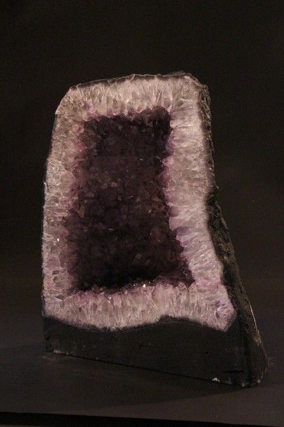 null Important bloc de cristaux d’améthyste d’une jolie couleur violette

Provenance...