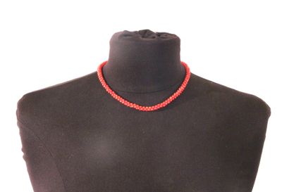 null Collier de fines perles de corail rouge de l’Himalaya. 

Long. : 42 cm. 
