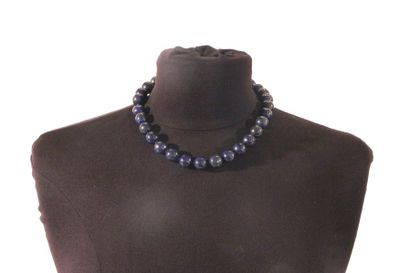 null Collier de belles et larges perles en lapis lazuli rehaussé. Présence de pyrite....