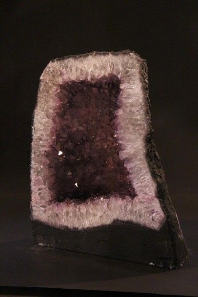 null Important bloc de cristaux d’améthyste d’une jolie couleur violette

Provenance...