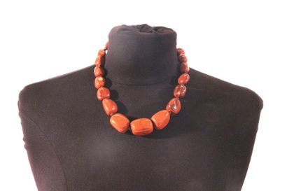 null Beau collier de larges perles en jaspe rouge-brun. Le jaspe est une roche sédimentaire...