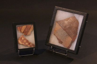 null Ensemble de trois fragments de poteries Amérindiennes à décor de motifs géométriques...