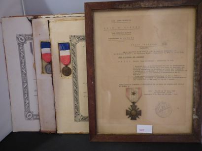 null Lot de 4 diplômes, avec décorations: Rhin et Danube, 5è Division blindé, citation...