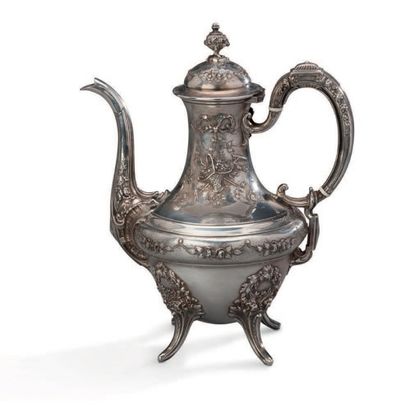 null Cafetière en argent à corps pansu et monogrammé, décoré de motifs floraux et...