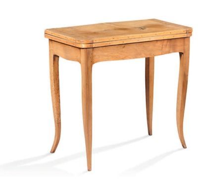 null Table à jeux en bois naturel, ouvrant par un abattant découvrant la surface...