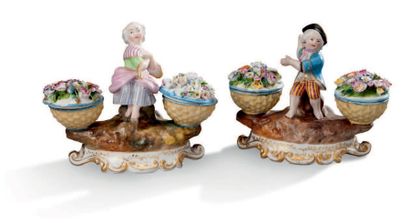 Jacob PETIT (1796-1868) 
Paire de salerons à décor de personnages en porcelaine polychrome
Les...