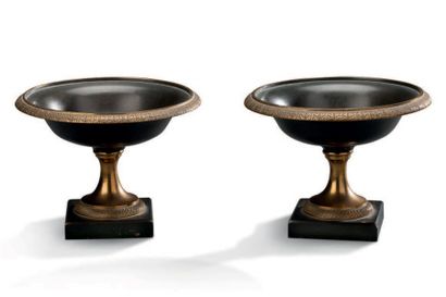 null Paire de petites coupes circulaires en bronze à deux patines.
XIXe siècle H:...