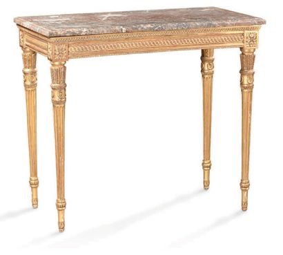 null Petite table de milieu de forme rectangulaire en bois mouluré, sculpté et doré.
La...