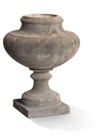 null Paire de vases en marbre, reposant sur un piédouche.
Fin XIXe
H: 58 cm
