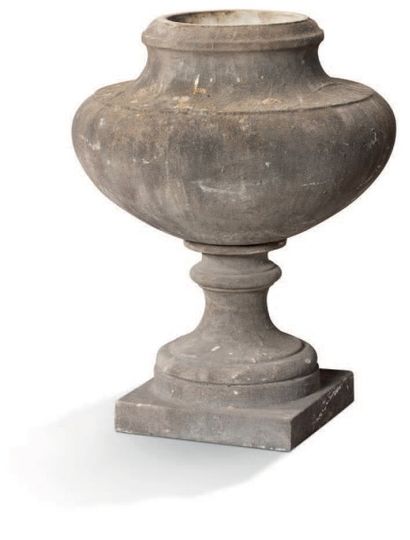null Paire de vases en marbre, reposant sur un piédouche.
Fin XIXe
H: 58 cm