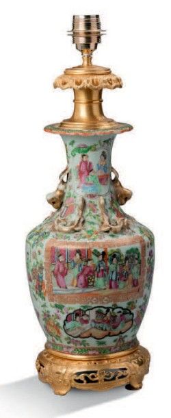 null Paire de vases de forme balustre en porcelaine de Canton, décorés en émaux polychromes...