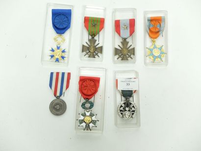 null France Lot de 7 décorations, dont Chevalier de la Légion d'honneur, Mérite social,...