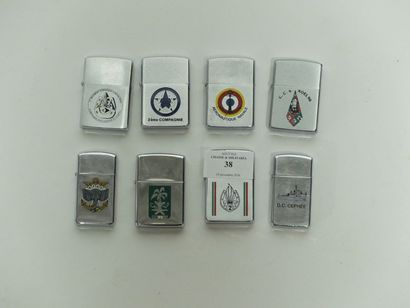null Lot de 8 briquets Zippo, décorés d'insignes militaires. BE 	

