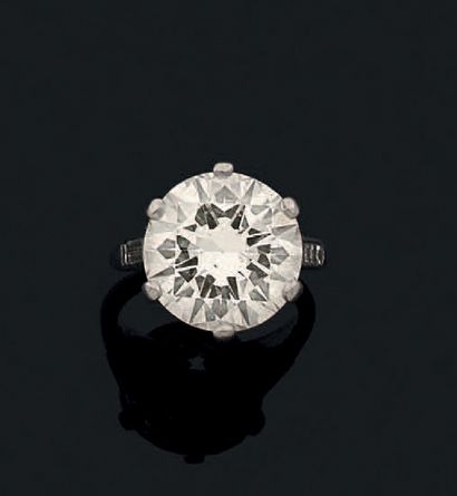 null Bague en platine sertie d'un important diamant de taille brillant épaulé de...