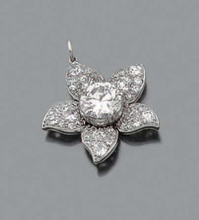 null Pendentif fleur en or gris 18k entièrement serti de diamants de taille ancienne...