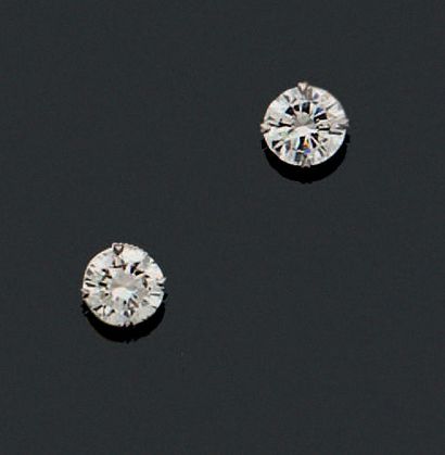 null Paire de motifs d'oreilles en or gris 18k sertis de diamants de taille brillant.
Pb.:...