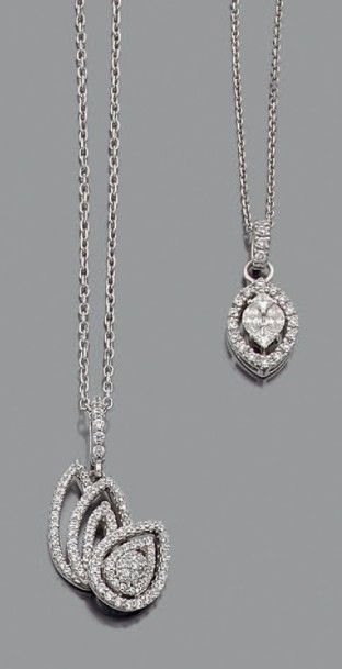 null Ensemble composé de deux pendentifs en or gris 18k sertis de petits diamants...