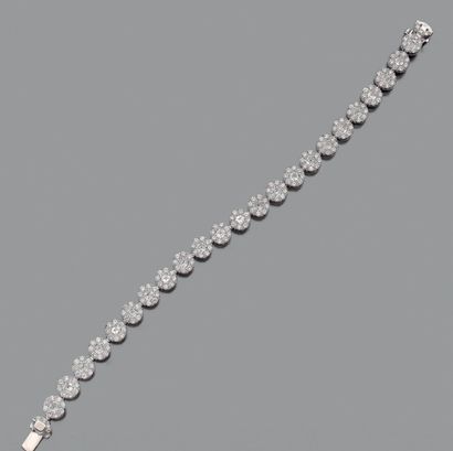 null Bracelet articulé en or gris 18k serti de diamants princesses et brillants.
Poids...