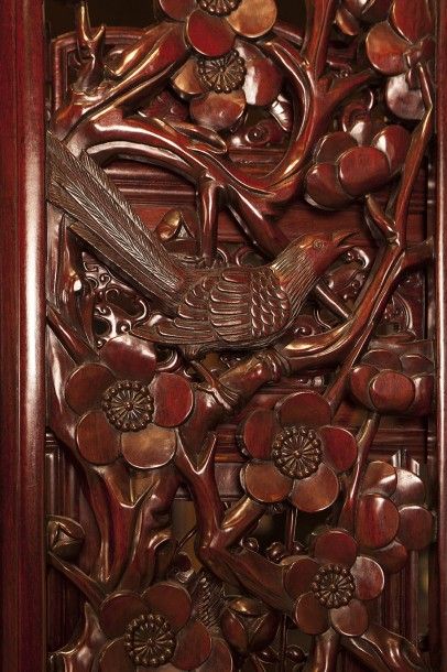 null Un encadrement de porte en bois exotique richement sculpté d'oiseaux et de fleurs...